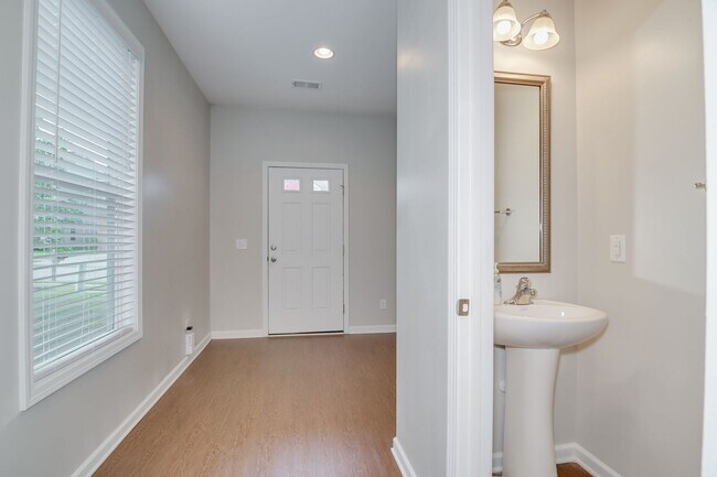 Building Photo - 3 Bedroom 2.5 Bath in Grovetown!
