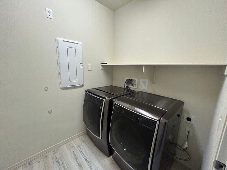 Building Photo - 8909 W Missouri Ave