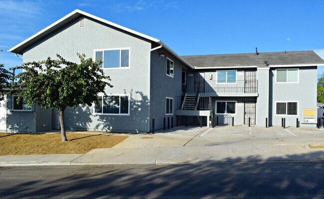 Building Photo - 2BR, 1BA Apartment Unit - Open Floor Plan, No Carpet , Double Pane Windows, and 1 Assigned Parkin...