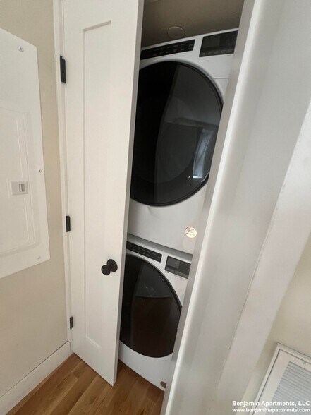 Building Photo - 64 N Margin St