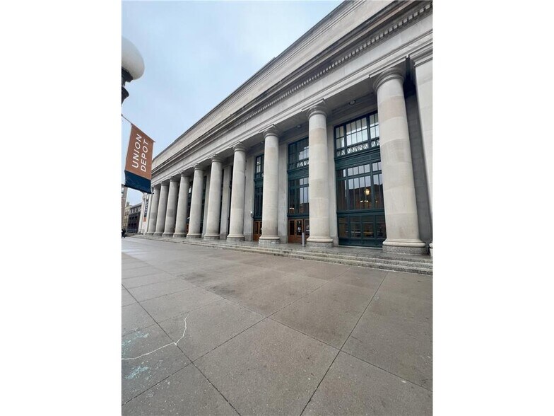 Building Photo - 214 4th St E