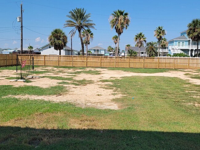 Building Photo - Fenced Jamaica Beach 3/2/1 Tri-level Home