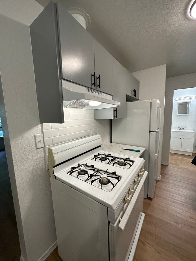 Building Photo - Beautiful and cozy updated one bedroom apa...