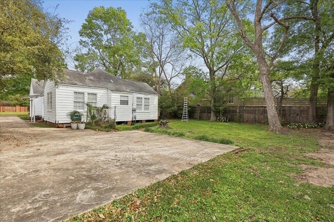 Building Photo - 2565 Harrison Ave