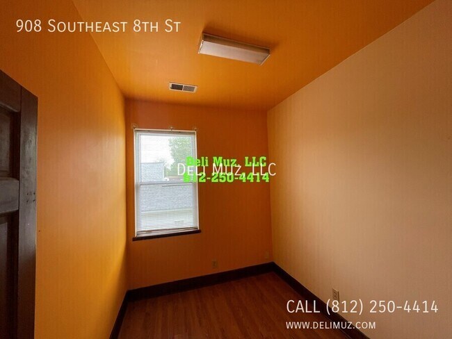 Building Photo - 908 SE 8th St