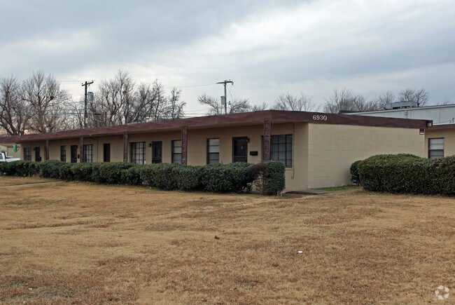 Primary Photo - 6918-6934 Pine St