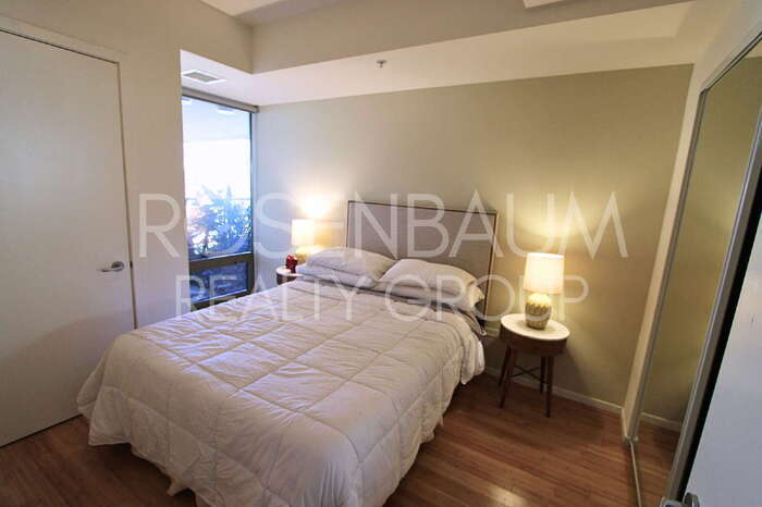 Building Photo - 7137 E Rancho Vista Dr