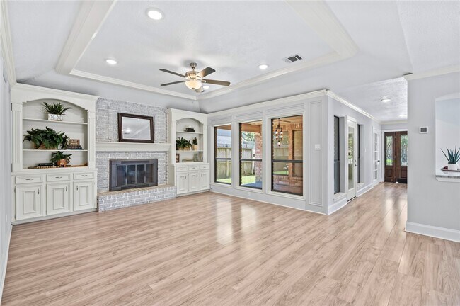 Building Photo - 911 Montview Dr