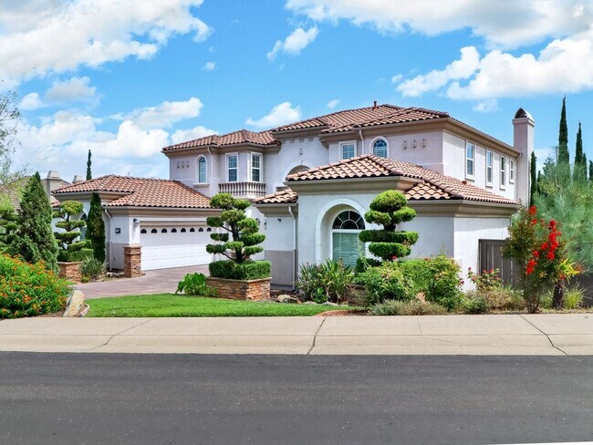 Building Photo - Beautiful custom home in The Promontory in...