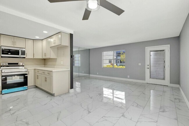 Building Photo - 152 Burgandy Way