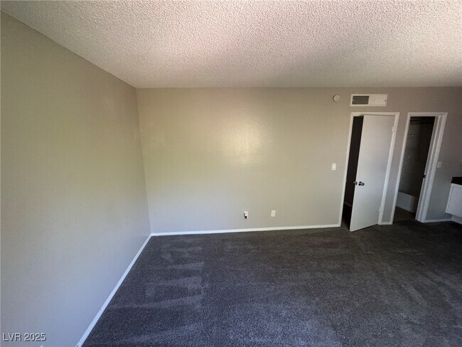 Building Photo - 575 Roxella Ln
