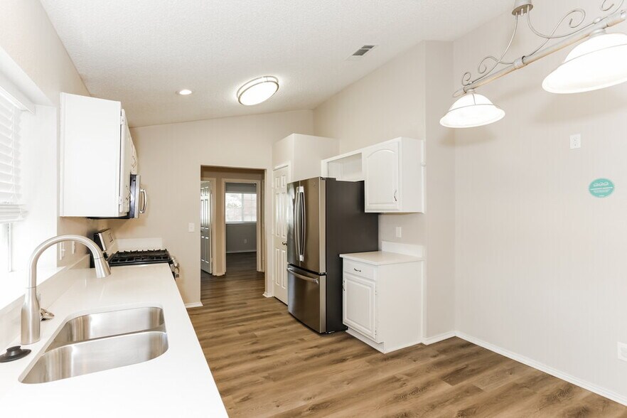 Building Photo - 912 Eagle Dr