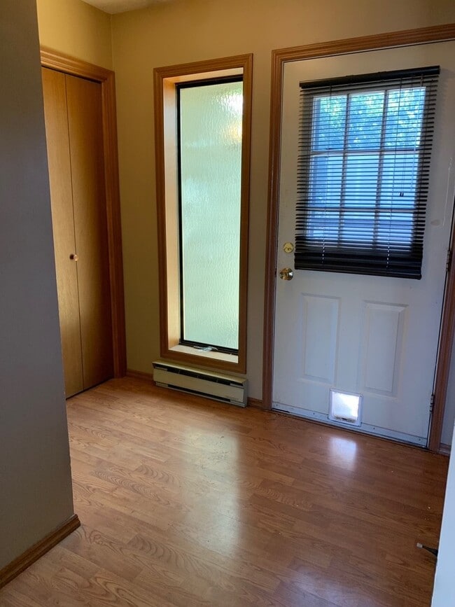 Building Photo - 2 Bedroom 2 Bathroom Condo Close to Campus!