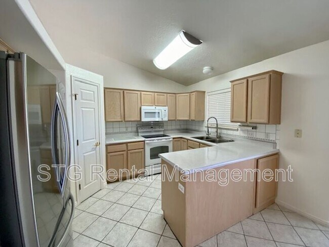 Building Photo - 2215 Chandler Dr