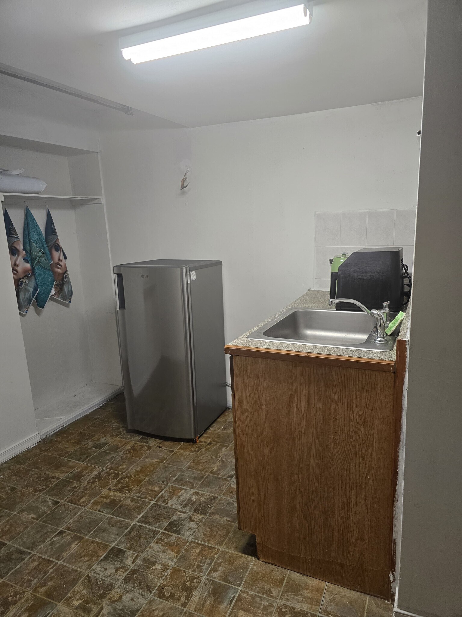 Refrigerator/ freezer - 2590 Cranston Rd