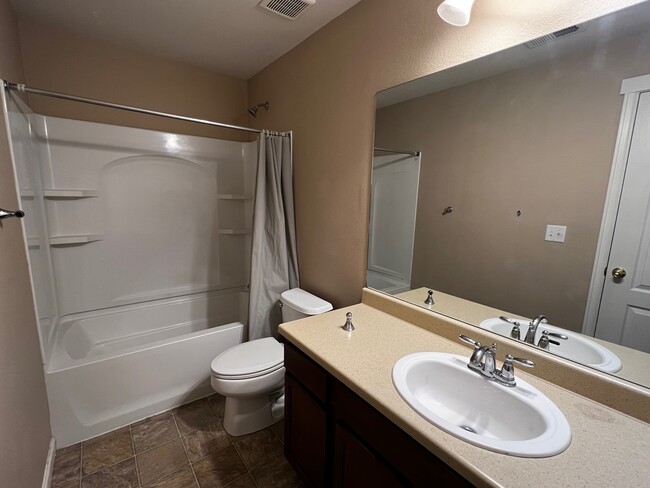 Lower Bathroom with Tub/Shower - 5021 Mountain Man Ln