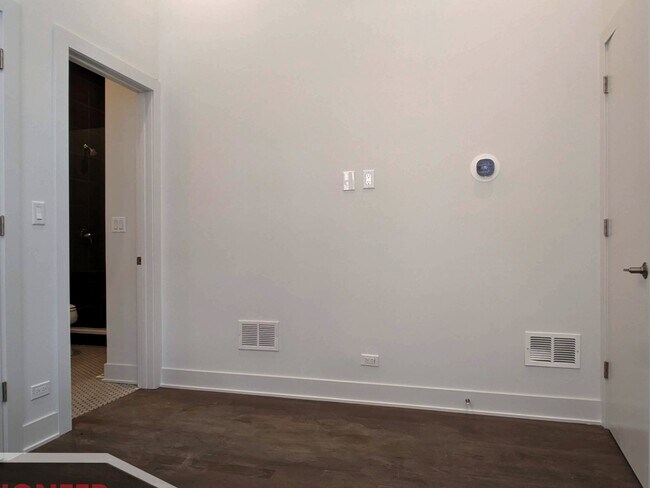 Building Photo - 2120 W Belmont Ave