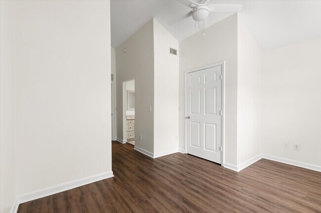 Building Photo - 735 Putnam Dr