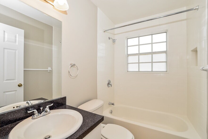Building Photo - 2850 Surf Dr