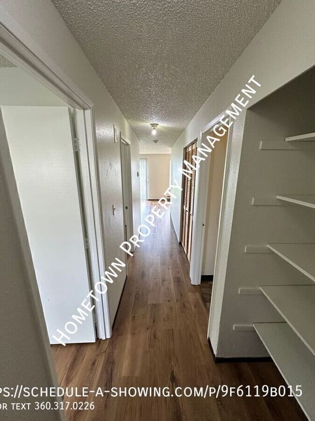 Building Photo - 335 Dennis St SE