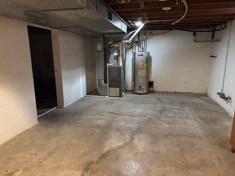 Building Photo - 233 Manor Dr