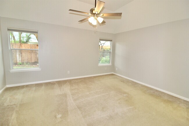 Building Photo - 915 Rock Springs Dr