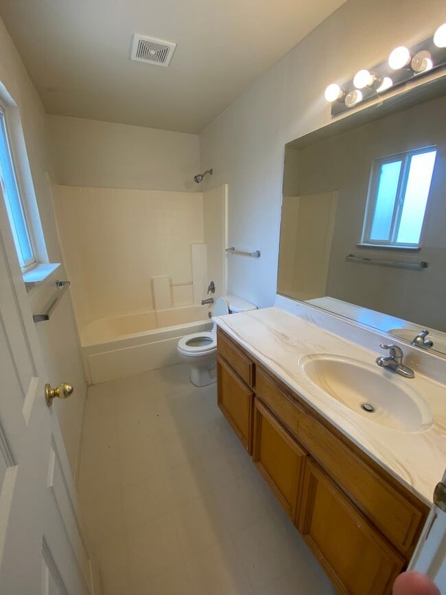 Building Photo - Charming 3 Bedroom