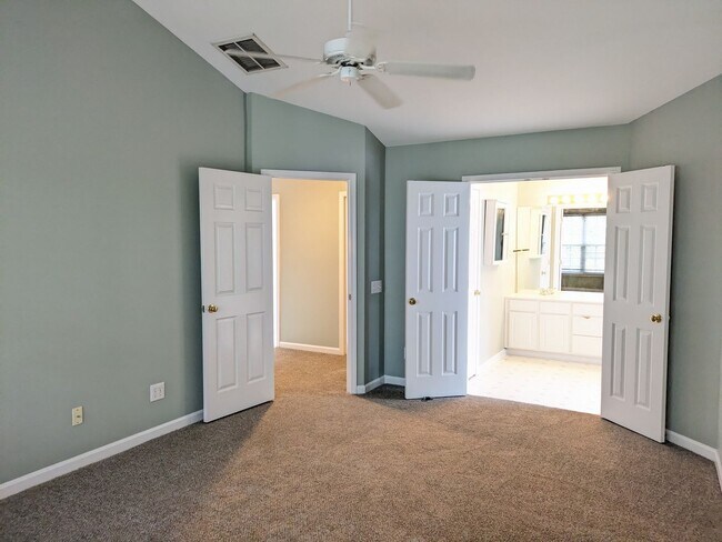 Building Photo - 4 Bedroom Home in Winslow Bay!