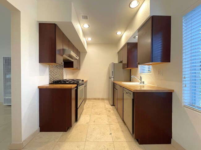 Building Photo - AVAILABLE NOW! 1 Bed 1 Bath FIRST FLOOR Ap...