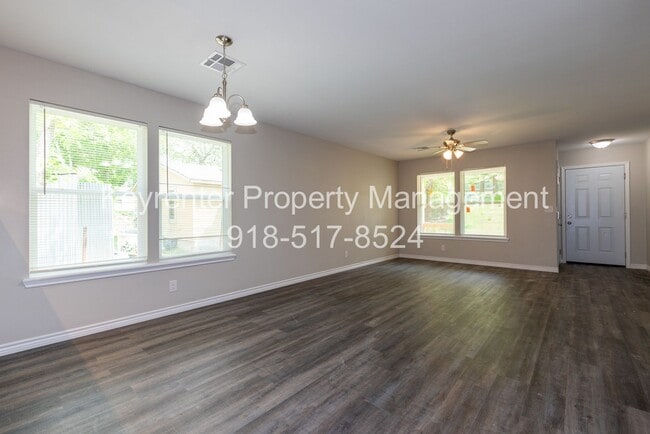 Building Photo - 4 Bedroom 2 Bath + Updated