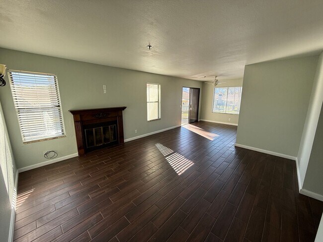 Building Photo - Beautiful Condo by the Lake