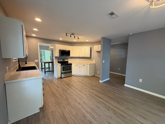 Building Photo - 1270 Skyview Dr