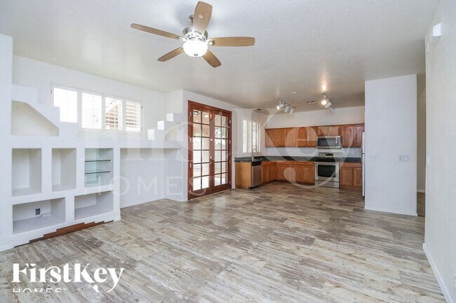 Building Photo - 1562 E Oakland St