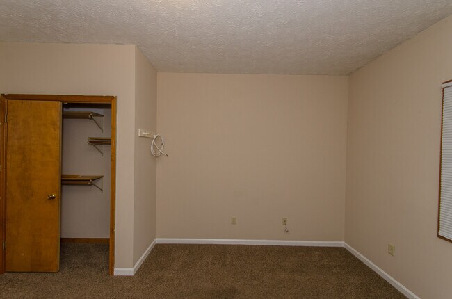 Building Photo - 4 bedroom, 1 bath home: Available July 2026!