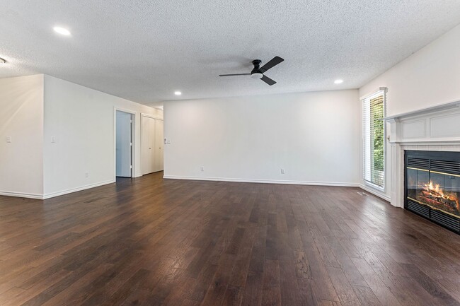 Building Photo - 7 Whitwick Ln
