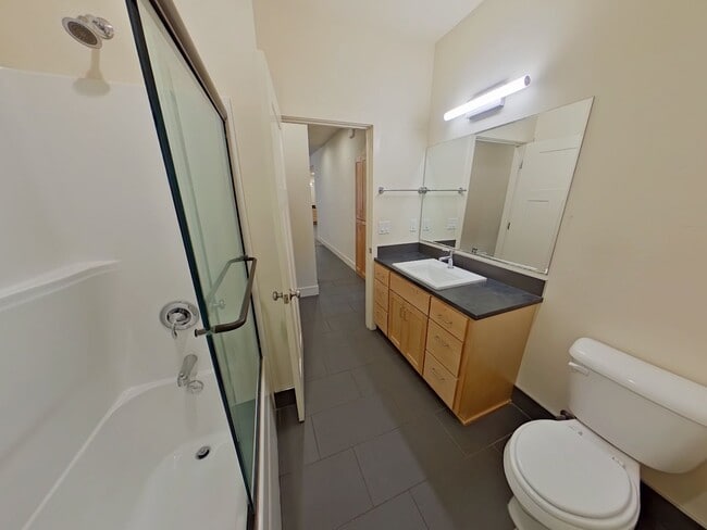 Building Photo - Newer Duplex Near Autzen Stadium - 3Bed/2Bath Home!