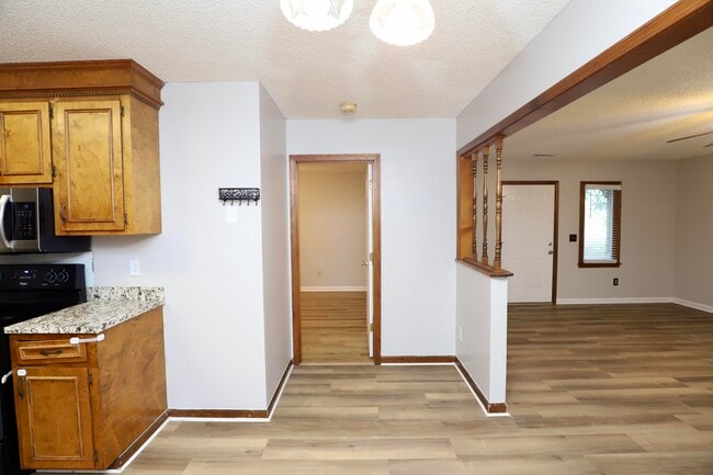 Building Photo - 806 Club Ln