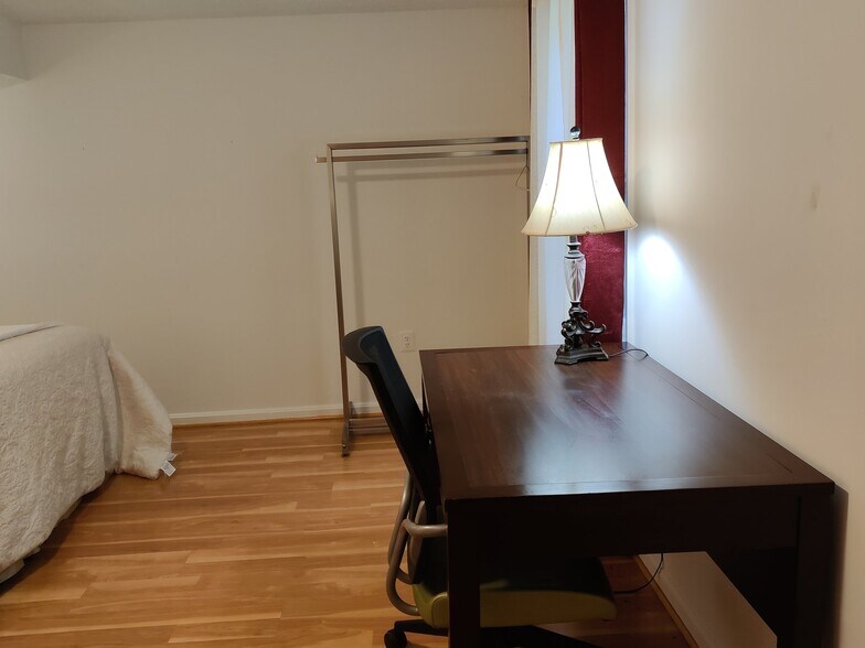 Building Photo - 332 Greenhill Way