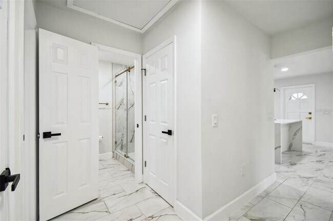 Building Photo - 4910 N Darby Ave