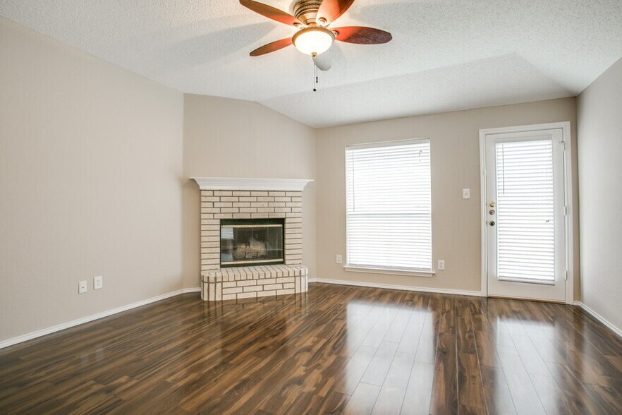 Building Photo - 6705 W Lynn Creek Dr