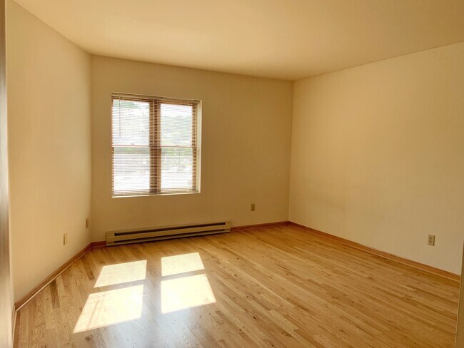 Building Photo - Spacious 1 Bedroom Unit, Downtown Waukesha...