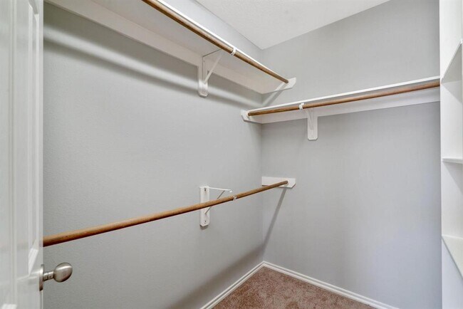 Building Photo - 17139 Oakwood Chase Dr