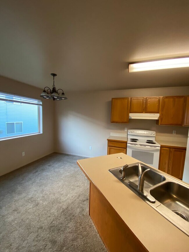 Building Photo - 589 Eastmont Ave