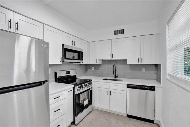 Building Photo - 1821 Middle River Dr