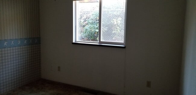 Building Photo - 3 bedroom, 2 bathroom home in well established neighborhood.