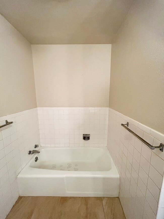 Building Photo - 3 bed 2 bath near the west loop Now available