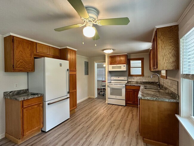 Building Photo - Beautiful Sunsets! Close to Historic District, Shopping & Beaches!