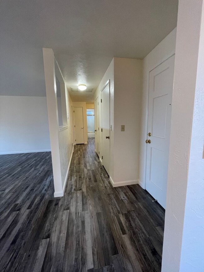 Building Photo - 3 bedroom, 2 bathroom, in East Medford