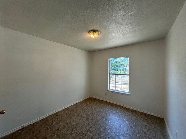 Building Photo - COMING SOON! Cute 3 Bedroom, 1 Bath Close to Downtown San Antonio.