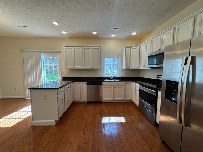 Building Photo - Beautiful Townhome in Spring Oaks!